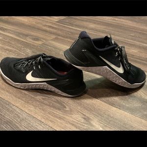 Black and White Nike Metcon 4s
